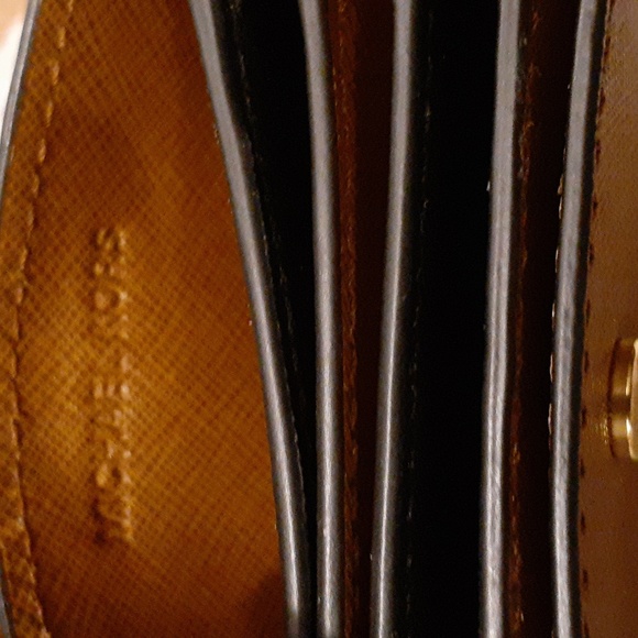 MICHAEL KORS LEATHER ACCORDION CARD CASE - Picture 4 of 8